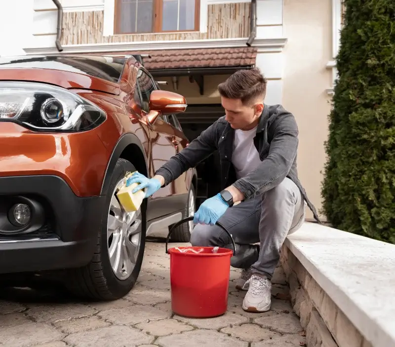 Lavage auto à domicile Les Brunels : professionnel intervenant sur un véhicule